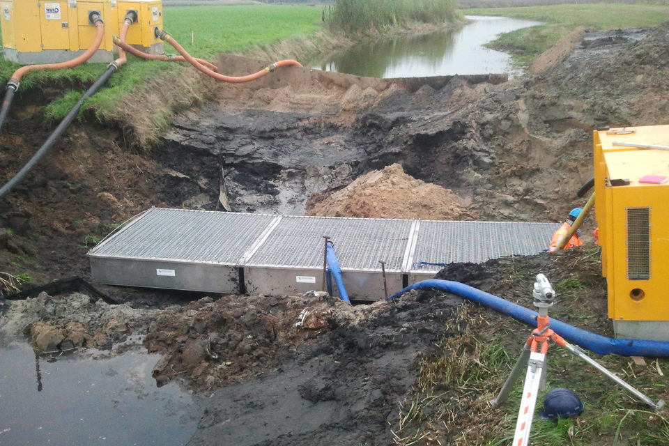 De Mudtrap® wordt ingegraven in een drooggelegde watergang